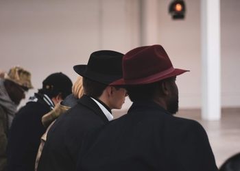 des personnes assistant à un défilé